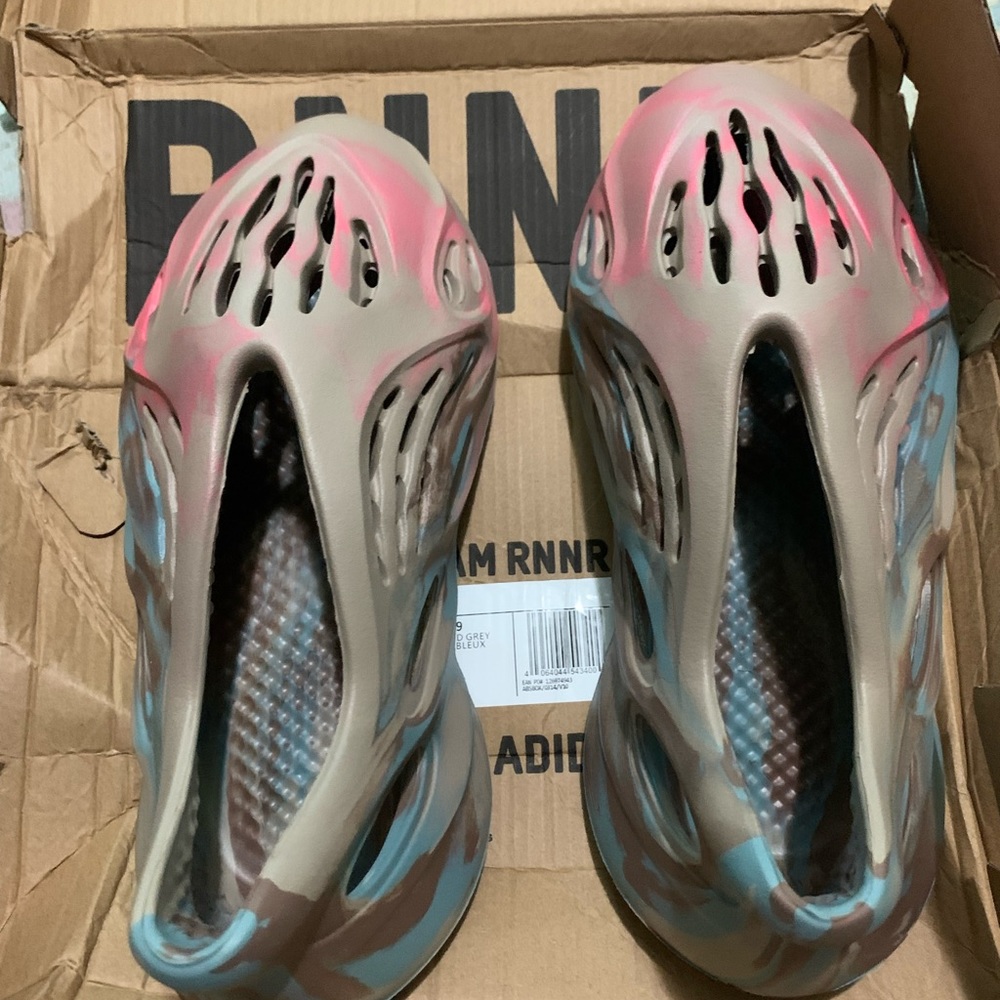 NWB Size 8 Men Yeezy Foam Runners